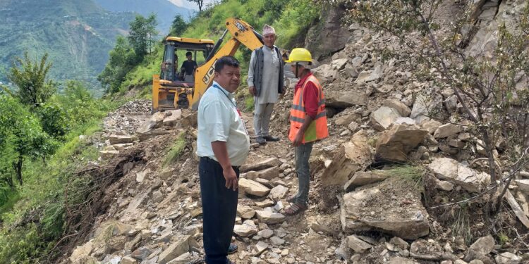 अबरुद्ध सडक खुलाउन डोजर सहित पुगे वडा अध्यक्ष सडकमा