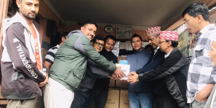 शारदाबतासे स्वास्थ्य चौकीलाई स्वास्थ्य सामाग्री हस्तान्तरण