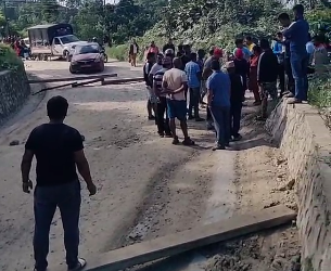 बीपी राजमार्गको धुलिखेल स्थित चौकोटमा सडक अवरुद्ध
