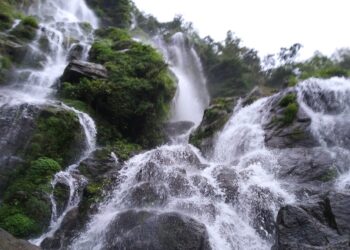 काभ्रेको ‘तीनधारे झरना’ मा आन्तरिक पर्यटकको घुँईचो