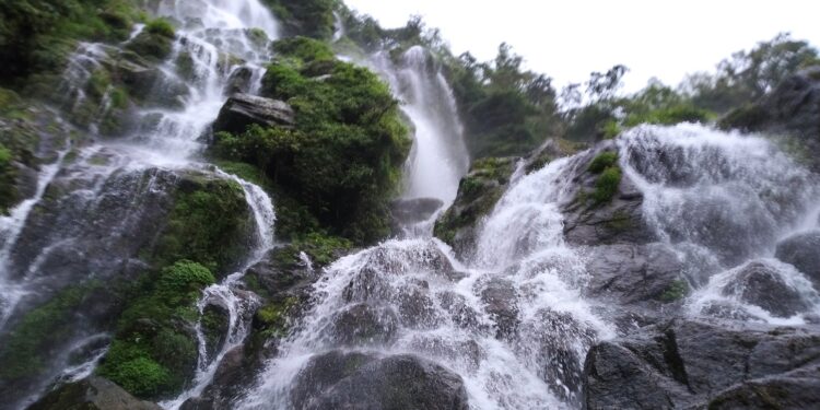 काभ्रेको ‘तीनधारे झरना’ मा आन्तरिक पर्यटकको घुँईचो