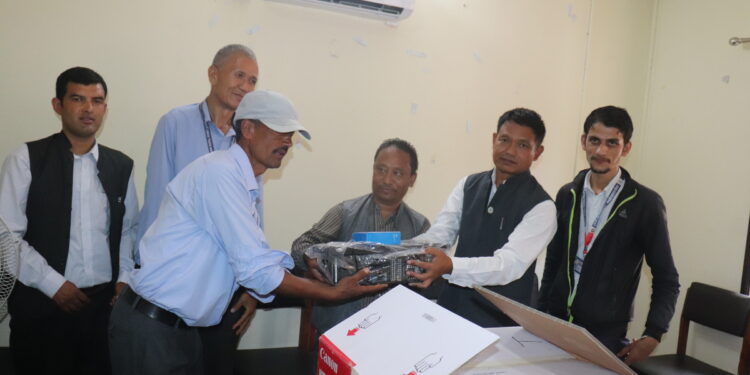 रोशी गाउँपालिकाद्वारा विद्यालयहरूलाई कम्प्युटर वितरण