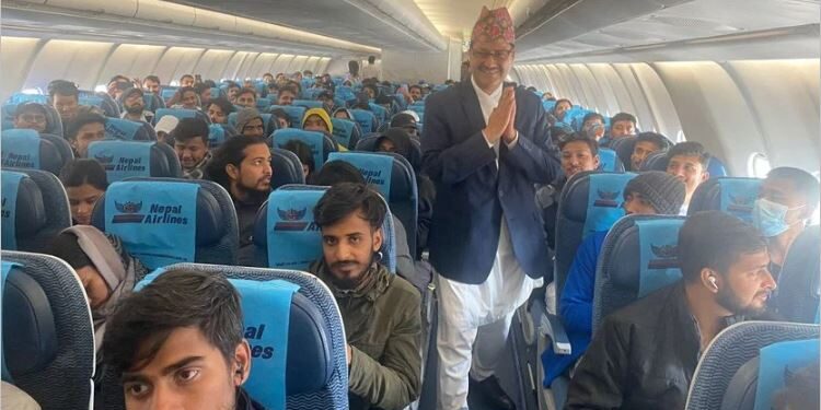 इजरायल बाट २ सय ५४ नेपाली स्वदेश फिर्ता