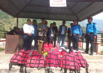 रोशीद्वारा प्रहरीलाई बिपद सामग्री हस्तान्तरण