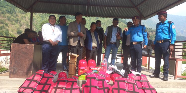 रोशीद्वारा प्रहरीलाई बिपद सामग्री हस्तान्तरण