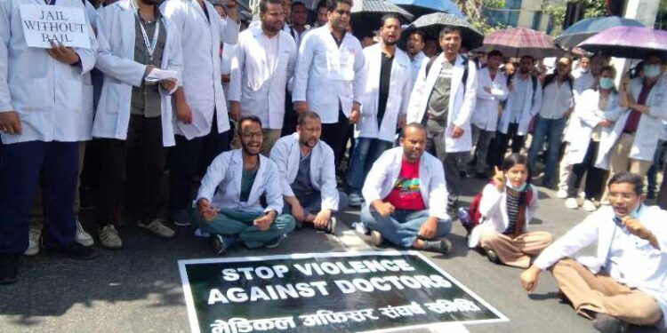 ६ बुँदे सहमति भएसँगै आन्दोलनरत चिकित्सक आजदेखि काममा फर्कँदै