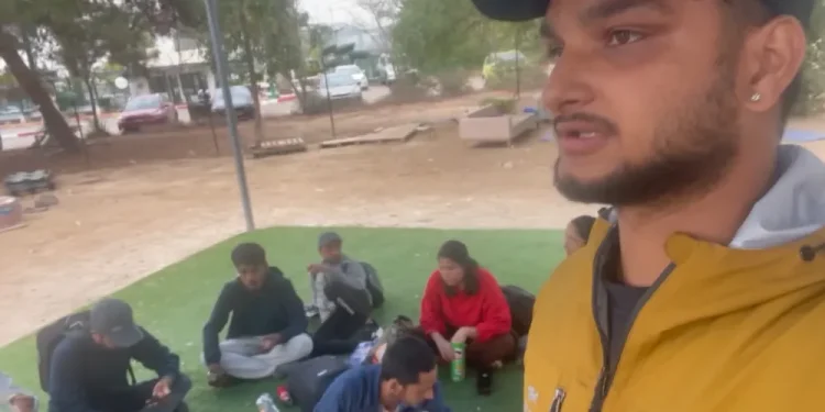 स्वदेश फर्काउन सरकारले ढिलाई गरिरहेको विद्यार्थीहरुको गुनासो