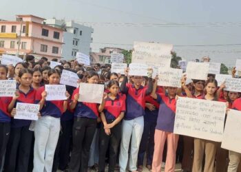 तत्काल उद्धारको माग गर्दै टीकापुरमा विद्यार्थीको मौन ¥याली