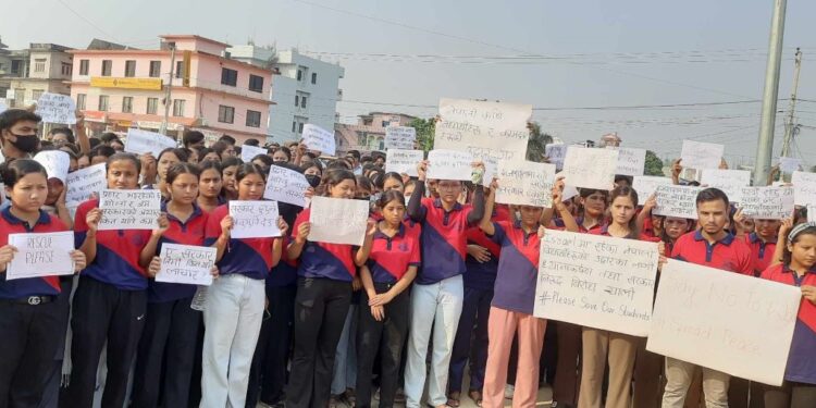 तत्काल उद्धारको माग गर्दै टीकापुरमा विद्यार्थीको मौन ¥याली