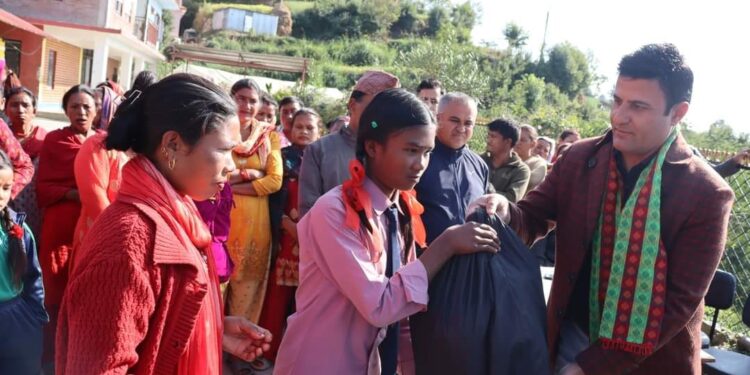 नमोबुद्धको तीन सामुदायिक विद्यालयका छात्रालाई स्टेशनरी र आर्थिक सहयोग हस्तान्तरण