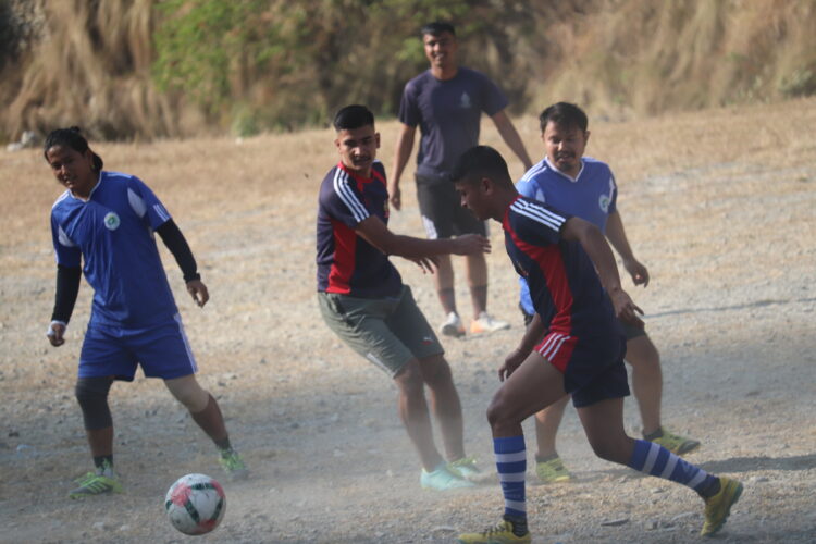 रोशीको मैत्रीपूर्ण फूटबल खेलमा प्रहरीको टिम विजयी