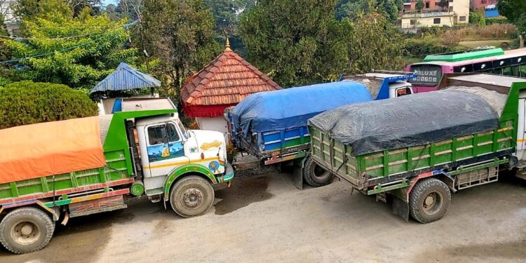 काभ्रेमा ओभर लोड बोक्ने टिपरलाई कारबाही