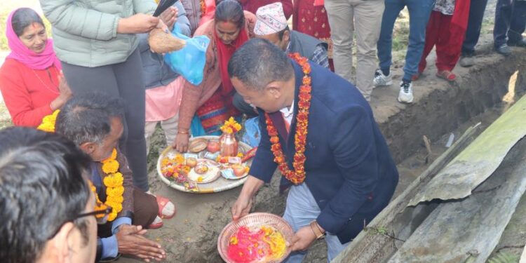 धुलिखेल–११ कल्छेवेशीमा निर्माण हुने सिंचाई आयोजनाको मन्त्री लामाद्धारा शिलान्यास