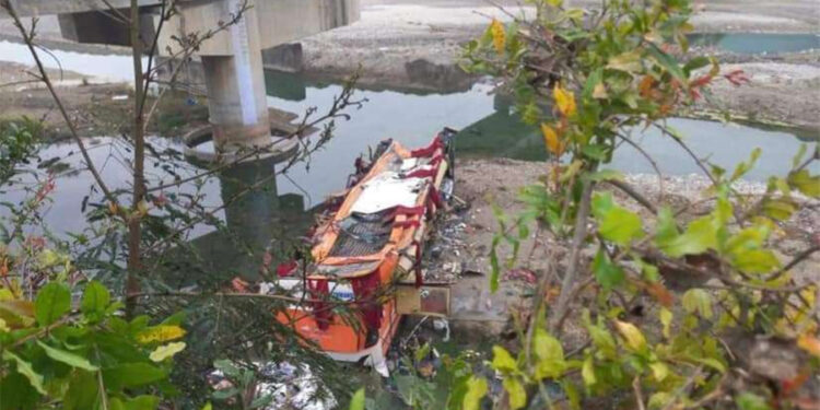 दाङ बस दुर्घटनाः मृतक १२ जनामध्ये ८ जनाको सनाखत