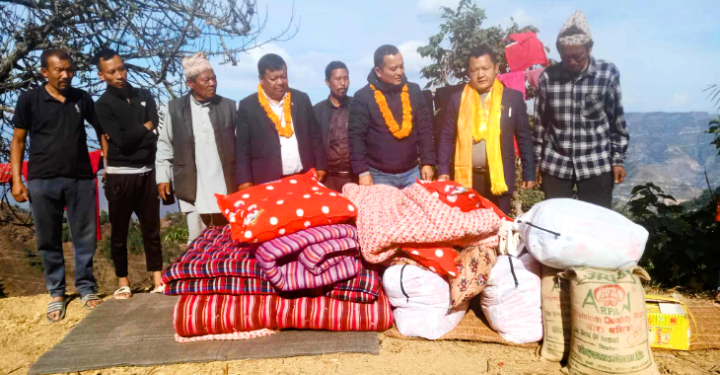 तेमाल–२ का आगलागी पिडित तामाङलाई राहत सामाग्री वितरण