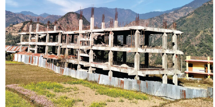 महाभारतको तीन वटा विद्यालय भवन पुनर्निर्माणको काम एक वर्षदेखि अलपत्र