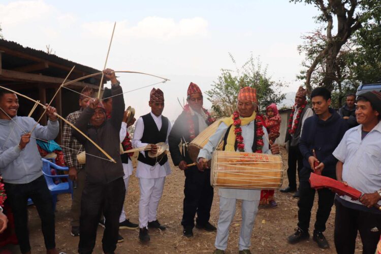 वाल्टिङ्गका हायु समुदायलाई विशेष सामग्री हस्तान्तरण