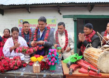 वाल्टिङ्गका हायु समुदायलाई विशेष सामग्री हस्तान्तरण