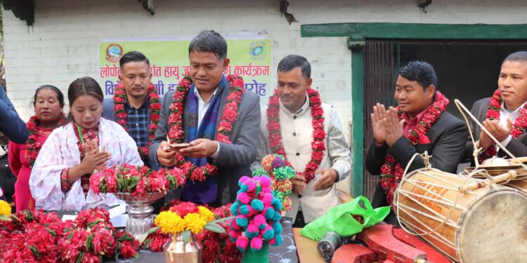 वाल्टिङ्गका हायु समुदायलाई विशेष सामग्री हस्तान्तरण
