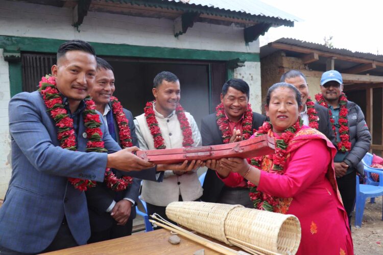 वाल्टिङ्गका हायु समुदायलाई विशेष सामग्री हस्तान्तरण