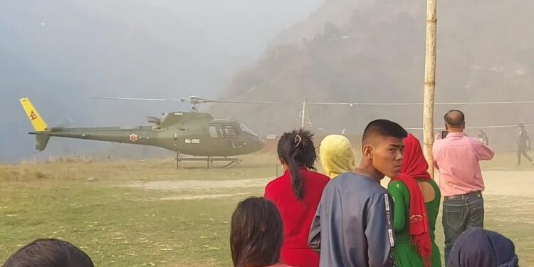 डाँडापारिबाट सुत्केरी व्यथा लागेकी महिलाको हेलिकप्टर मार्फत उद्धार