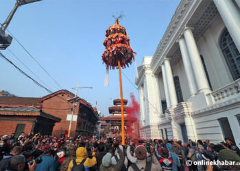बसन्तपुरमा ठड्याइयो रङ्गीचङ्गी ध्वजाले सजाइएका तीनतले चीर, सुरु भयो होली