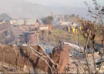 जङ्गलबाट गाउँमा प्रवेश गरेको आगोले रामेछापमा २६ घर गोठ जलेर नष्ट