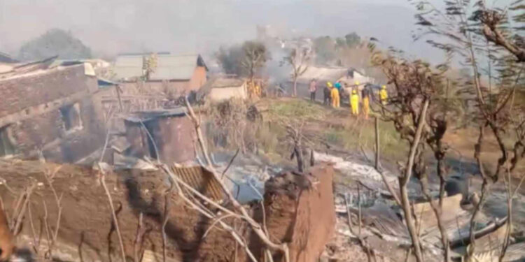 जङ्गलबाट गाउँमा प्रवेश गरेको आगोले रामेछापमा २६ घर गोठ जलेर नष्ट