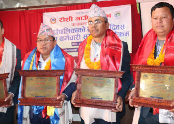 रोशी गाउँपालिकाको ८ औँ स्थापना दिवसः चार कर्मचारी पुरस्कृत