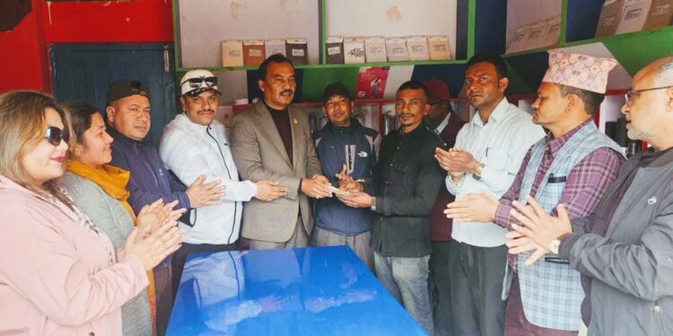 आगलागी पीडितलाई नेपाल कपडा तथा सिलाई ब्यवसायी संघ काभ्रेको आर्थिक सहयोग