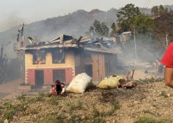 रोशी ४ महादेवटारमा आगलागीबाट १४ घर जलेर नष्ट, क्षतिको बिबरण खुल्न बाँकी