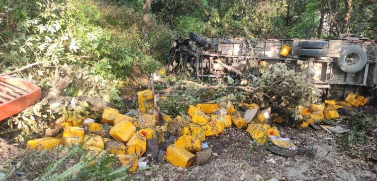 नमोवुद्ध–२ बेलामा १० टन खाने तेल बोकेको ट्रक दुर्घटना