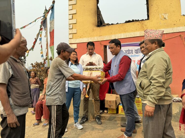 रोशी–४ महादेवटारका अग्नी पीडितलाई रोशी उद्योग वाणिज्य संघको सहयोग