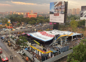 मुम्बईमा होर्डिङ बोर्ड ढल्दा च्यापिएर १४ जनाको मृत्यु, ७४ जना घाइते