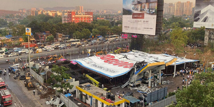 मुम्बईमा होर्डिङ बोर्ड ढल्दा च्यापिएर १४ जनाको मृत्यु, ७४ जना घाइते