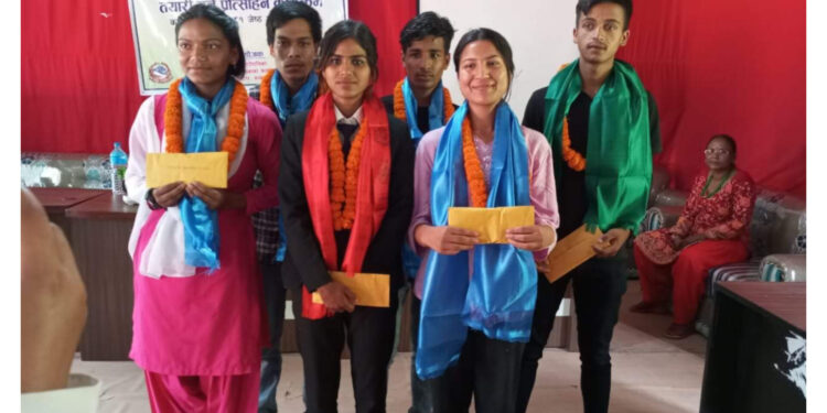 दलित विद्यार्थीलाई प्राविधिक, उच्च शिक्षा र लोक सेवा पढ्न सघाउँदै रोशी गाउँपालिकाका