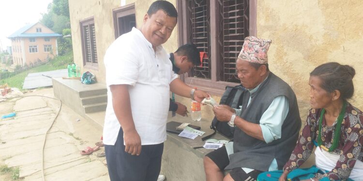 घर र टोलमै सामाजिक सुरक्षा भत्ता पाउँदा सरमथलीका लाभग्राही दङ्ग