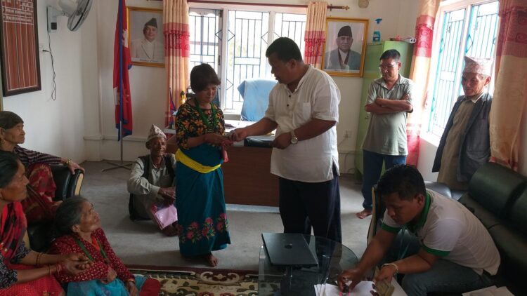 घर र टोलमै सामाजिक सुरक्षा भत्ता पाउँदा सरमथलीका लाभग्राही दङ्ग