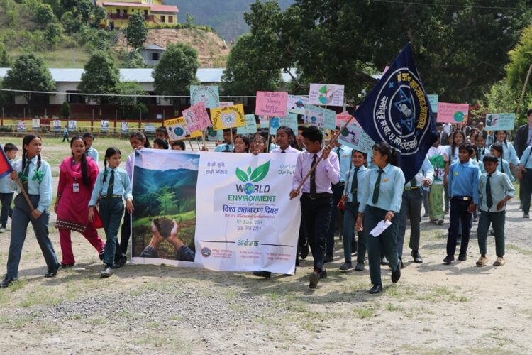 विश्व वातावरण दिवसको अवसरमा नमोबुद्धका जनप्रतिनिधी, कर्मचारी र बिद्यार्थिले गरे बजार सरसफाई