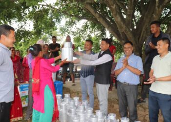 वाल्टिङका किसानहरुलाई तरकारीकोे बिउ र कृषि उपकरणहरु वितरण