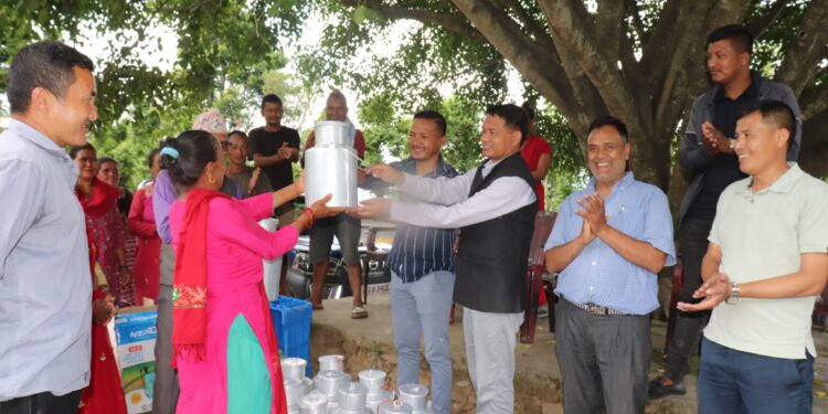 वाल्टिङका किसानहरुलाई तरकारीकोे बिउ र कृषि उपकरणहरु वितरण