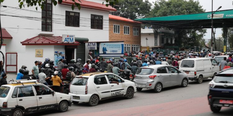 पेट्रोलियम पदार्थ ढुवानी मजदुरहरूको आन्दोलनका कारण काठमाण्डौमा पेट्रोल–डिजेलको अभाव