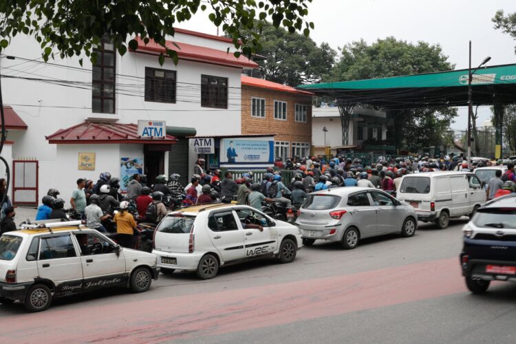 पेट्रोलियम पदार्थ ढुवानी मजदुरहरूको आन्दोलनका कारण काठमाण्डौमा पेट्रोल–डिजेलको अभाव
