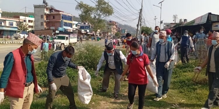 विश्व वातावरण दिवसको अवसरमा नमोबुद्धका जनप्रतिनिधी, कर्मचारी र बिद्यार्थिले गरे बजार सरसफाई