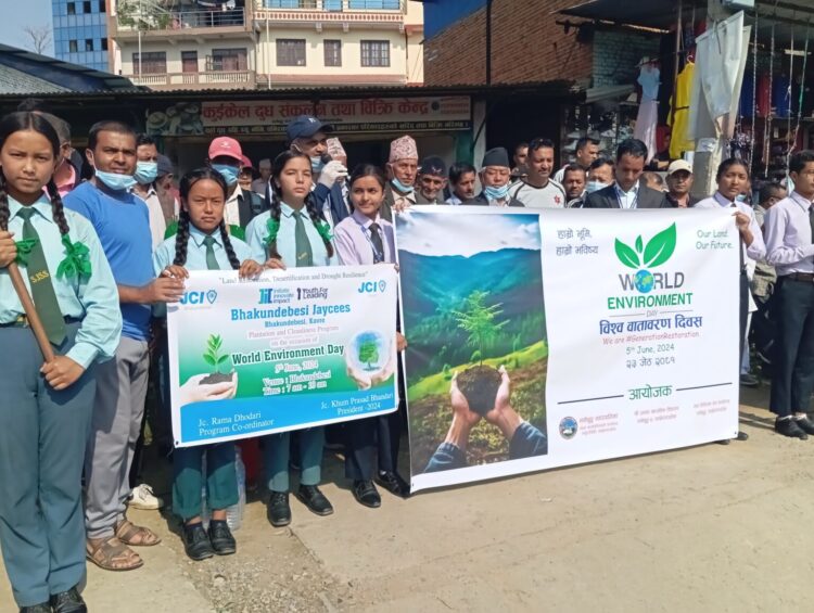 विश्व वातावरण दिवसको अवसरमा नमोबुद्धका जनप्रतिनिधी, कर्मचारी र बिद्यार्थिले गरे बजार सरसफाई