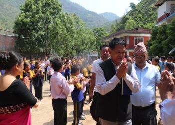 रोशीका सरकारसँग बिद्यार्थी