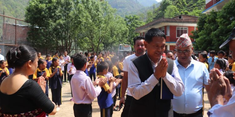 रोशीका सरकारसँग बिद्यार्थी