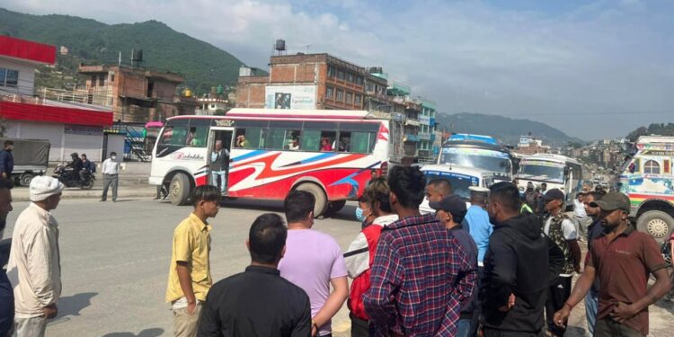 बनेपामा अरनिको र हिमाल–तराई यातायातका कर्मचारीबिच विवाद, प्रहरीकै सामुन्ने कुटाकुट