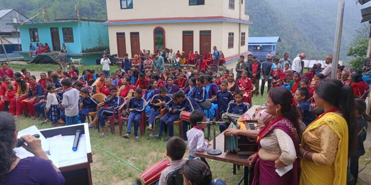 च्याम्राङबेशीमा गीतबाटै विकास मागे स्थानीयले