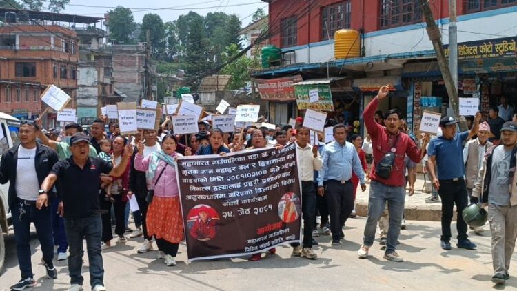 महाभारत दम्पतिको हत्या प्रकरणमा निश्पक्ष छानविन माग गर्दैै धुलिखेलमा प्रदर्शन